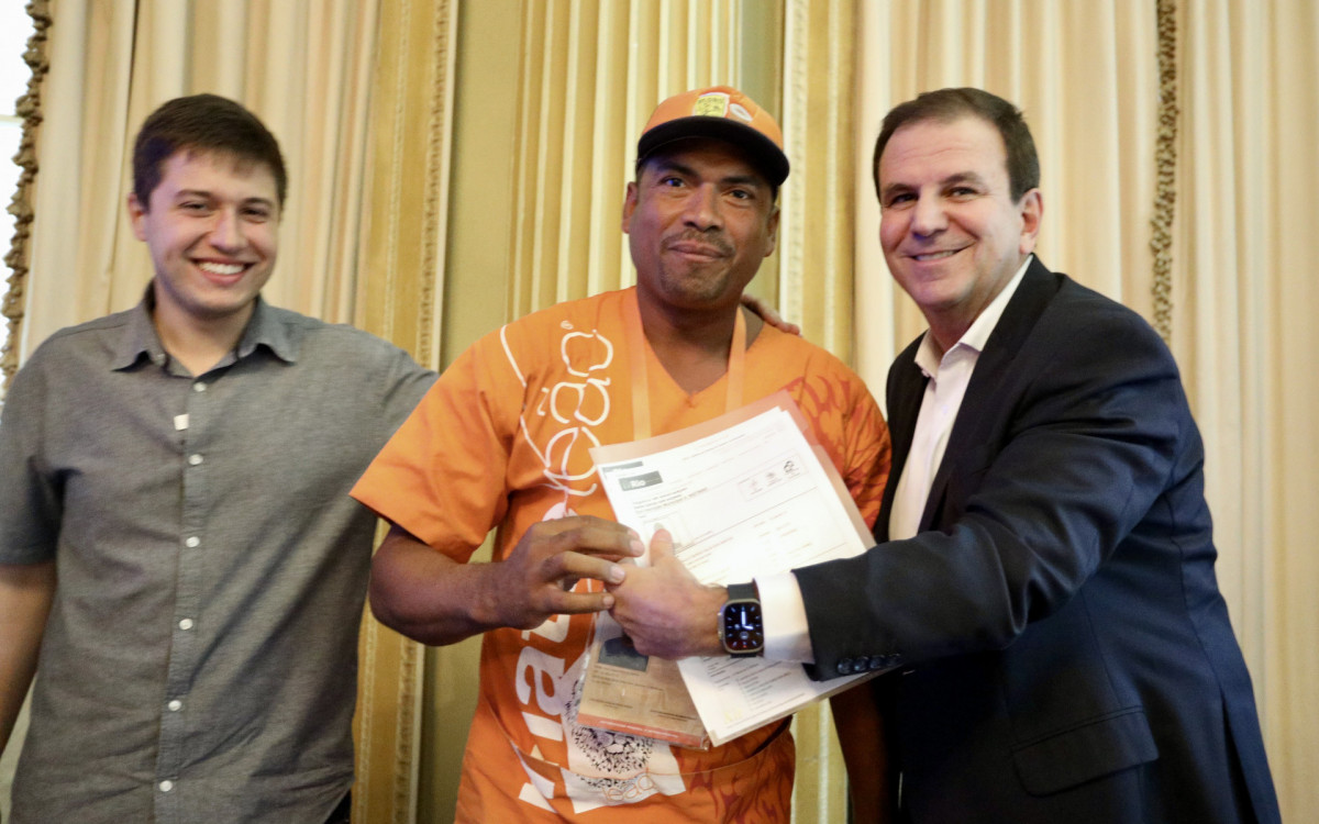 Subprefeito Fl&aacute;vio Valle e Prefeito Eduardo Paes entregam alvar&aacute; para vendedor de mate 