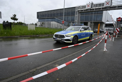 Ataque a tiros em fábrica da Mercedes na Alemanha deixa ao menos dois mortos