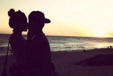 Atriz e ex-namorada de Neymar entra pela garagem de hotel e passa noite com filho de Leonardo