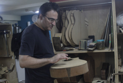 Lutheria: conheça a arte milenar de construir instrumentos únicos à mão 