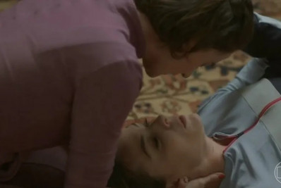 Internautas acusam TV Globo de cortar cena de beijo entre Clara e Helena em 'Vai na Fé'