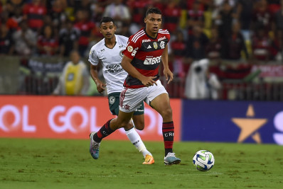 Meia do Flamengo recebe elogios de Sampaoli após vitória sobre o Goiás