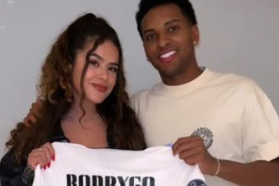 Maisa posa ao lado do jogador Rodrygo em meio a rumores de affair e reforça: 'Amigo'