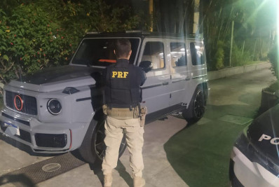 PRF recupera carro de luxo na Via Dutra, em Itatiaia