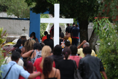 Mulher morta a facadas é sepultada em Nova Iguaçu
