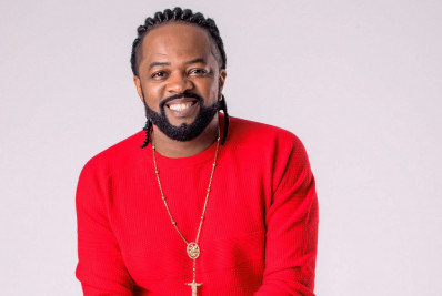 Xande de Pilares faz piada com erro em nome de música no streaming