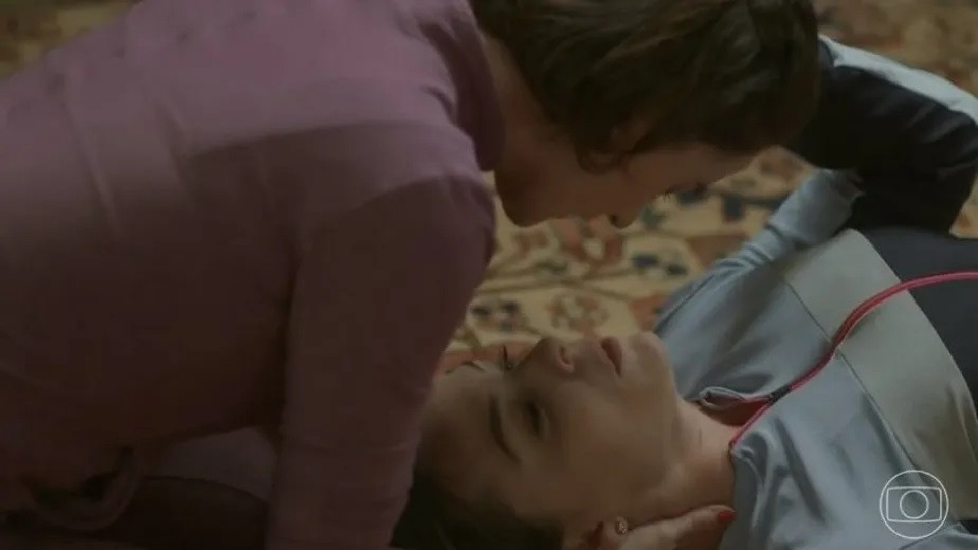 Helena e Clara em cena no capítulo desta quarta-feira: beijo não foi ao ar - Reprodução