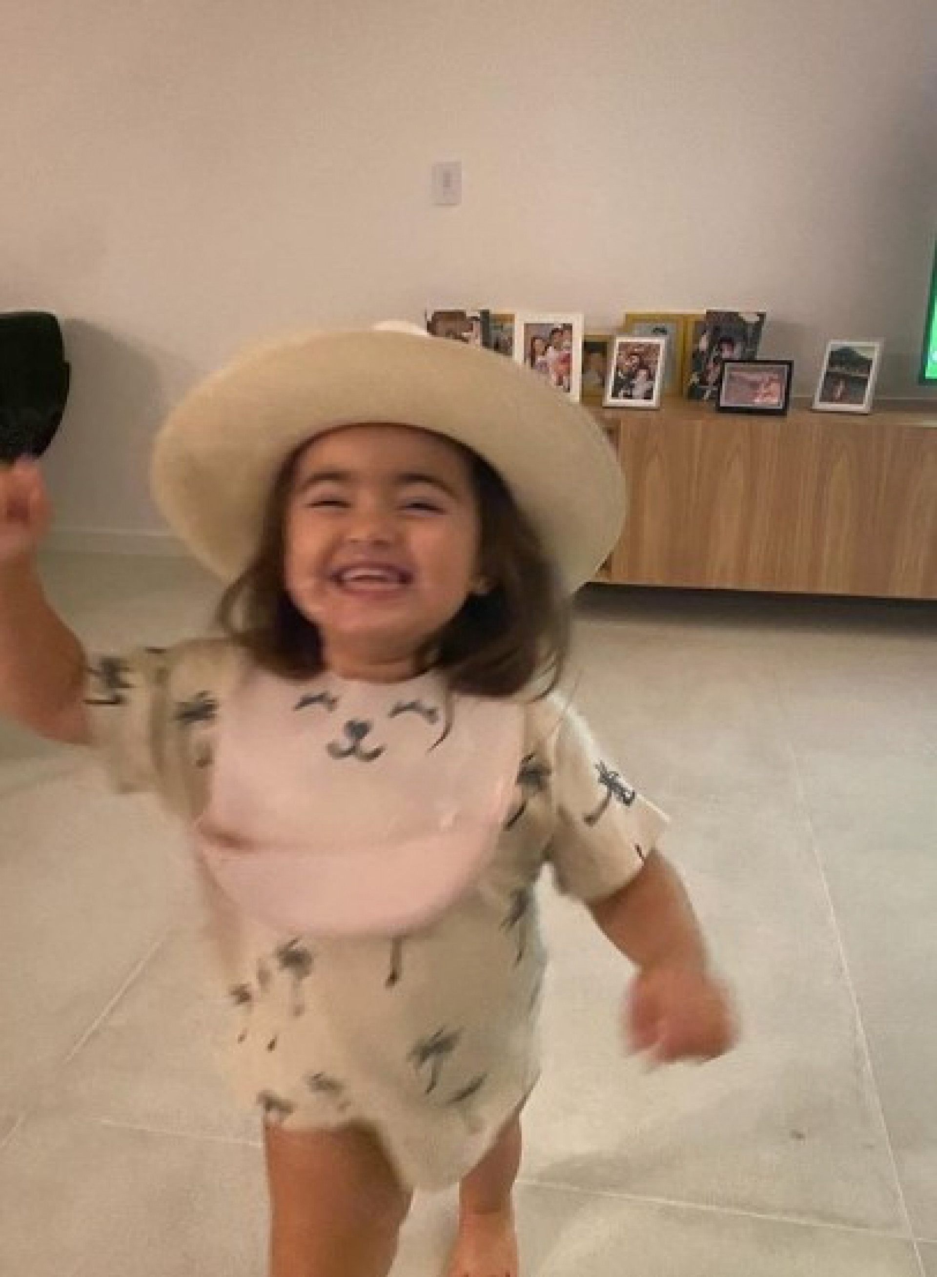 Marcelo Adnet compartilhou cliques da pequena Alice em suas redes sociais - Reprodução/Instagram