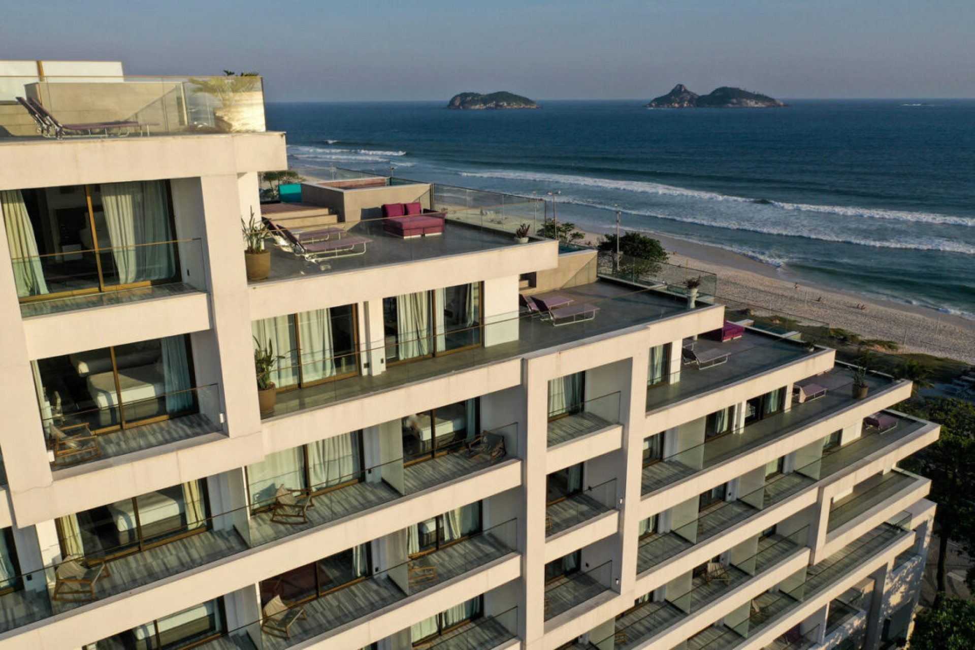 Neymar Jr, Bruna Biancard e hotel onde ex-namorada de Jogador se encontrou com filho de cantor - Fotos reprodução Internet