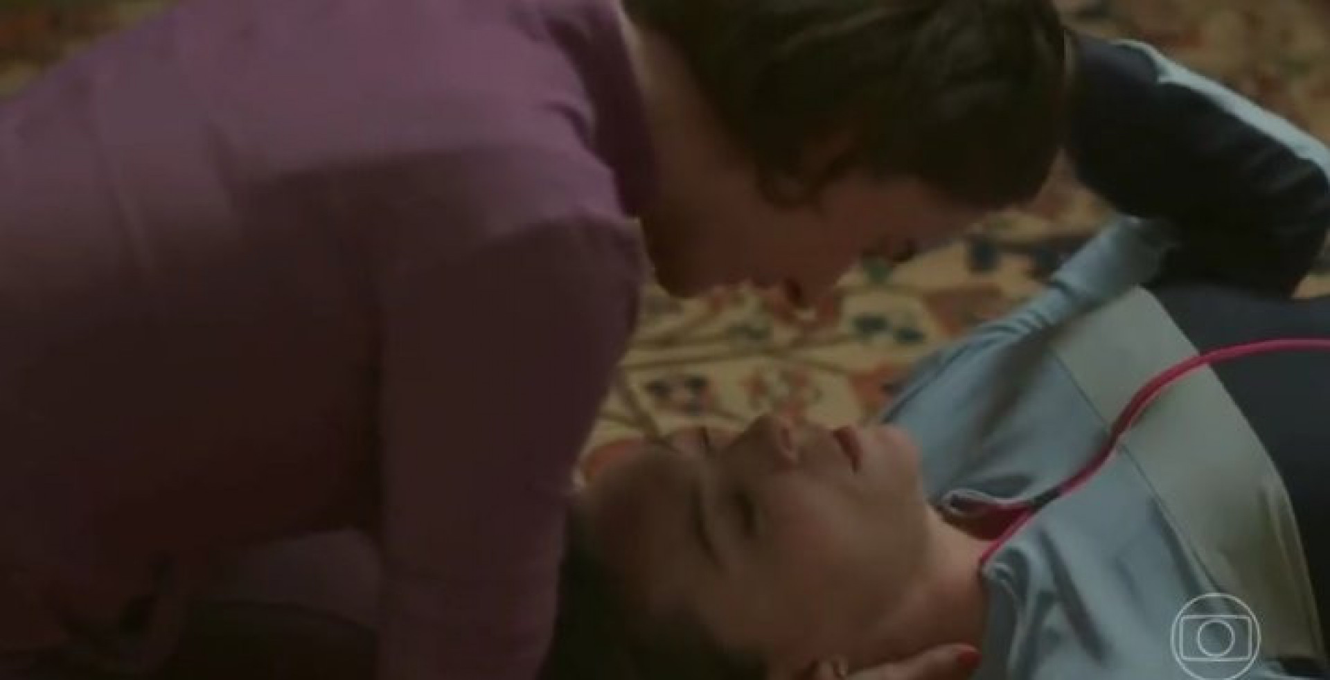 Internautas acusam Globo de cortar cena de beijo entre as personagens Clara e Helena em 'Vai na Fé' - Reprodução