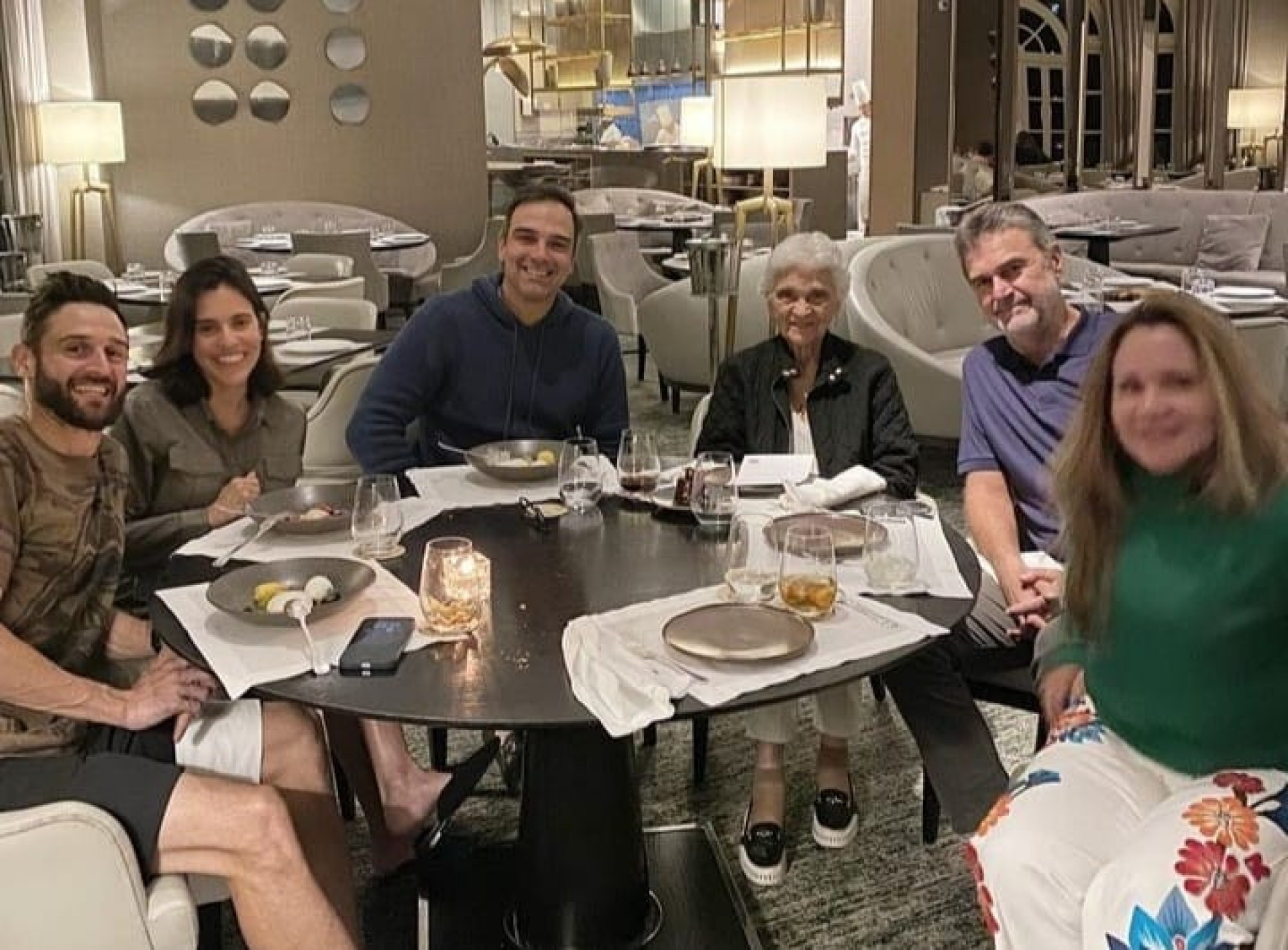Tadeu Schmidt reuniu familiares para comemorar aniversário da mãe - Reprodução/Instagram