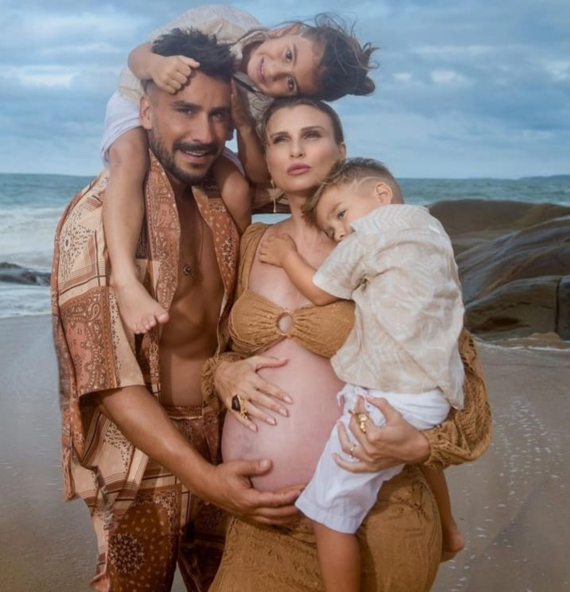 Julio Rocha e Karoline Kleine com os filhos - Reprodução/Instagram