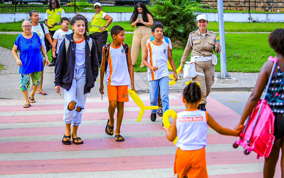 Alunos receberam folhetos explicativos explicando como &eacute; feita a travessia na faixa