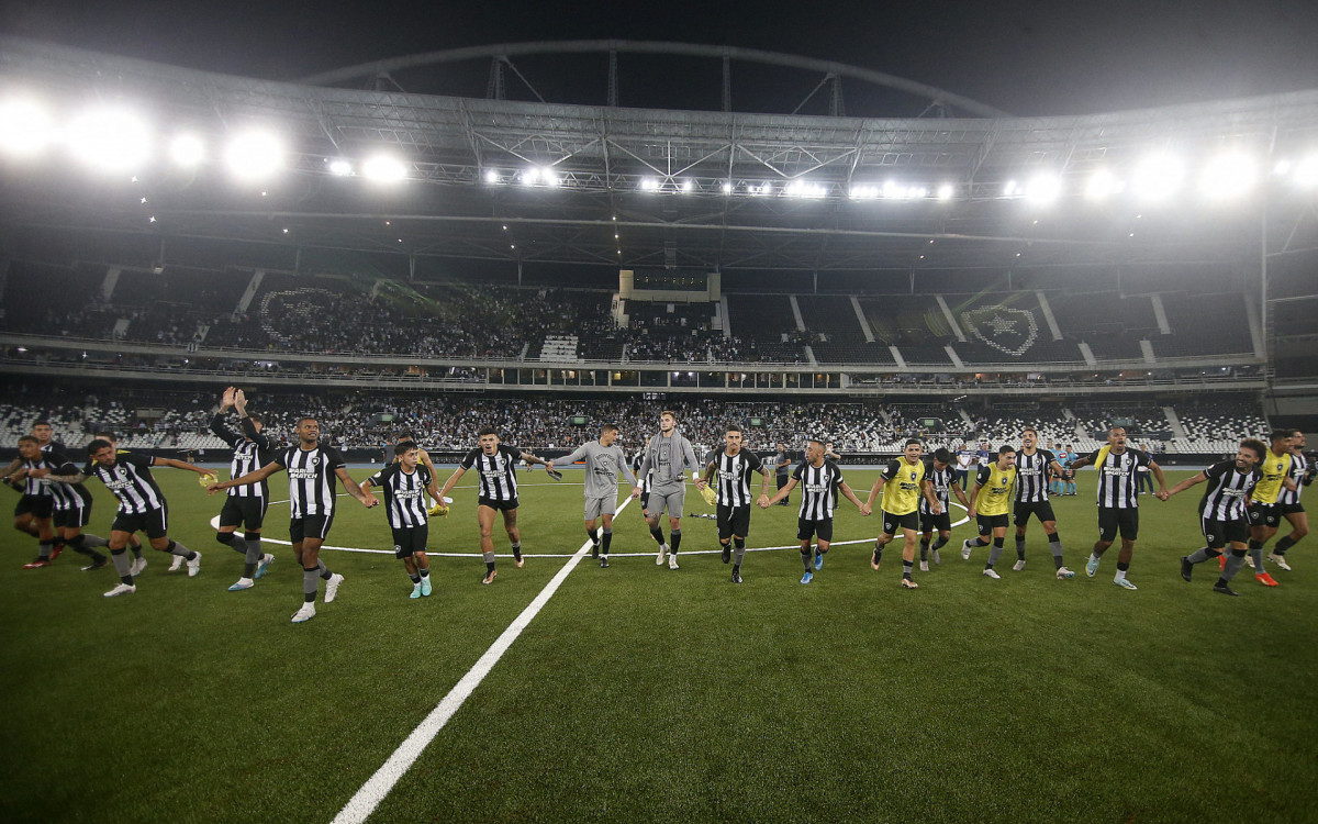 Jogadores do Botafogo sa&uacute;dam a torcida no Est&aacute;dio Nilton Santos