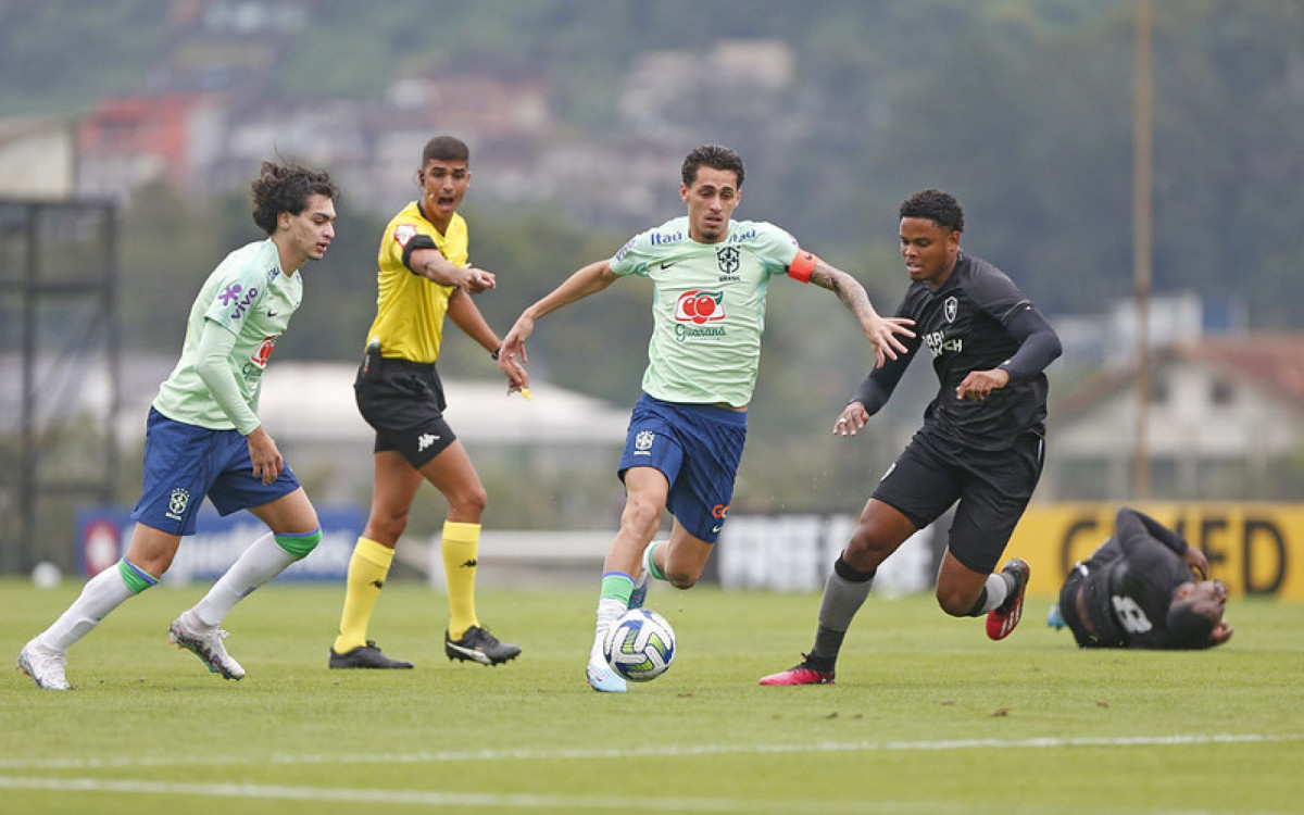 Matheus Nascimento (E), do Botafogo, e Marlon Gomes, do Vasco, em jogo-treino da Seleção Sub-20 contra o Botafogo B, na Granja Comary