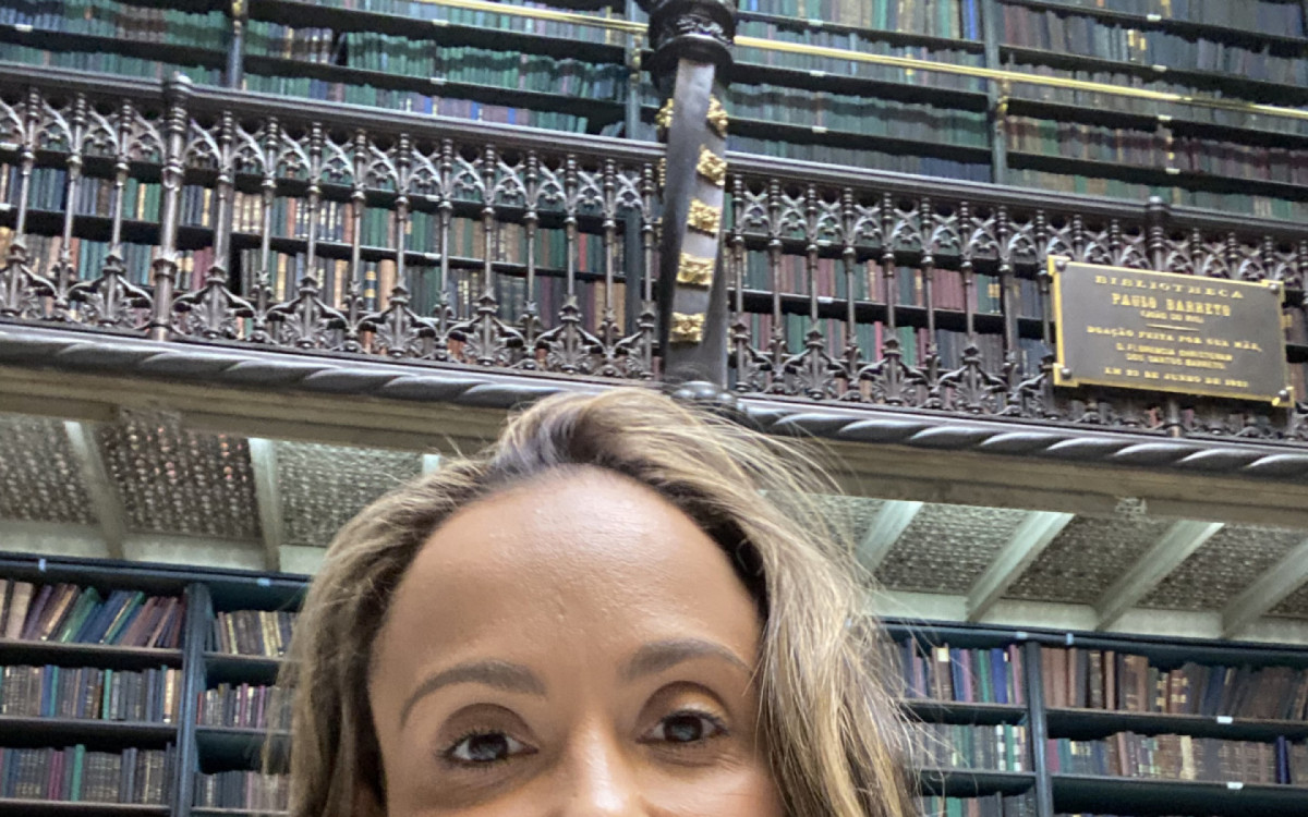 A escritora de livros infantis Maíra Gomes gosta muito do clima de vila que há no Méier - Divulgação