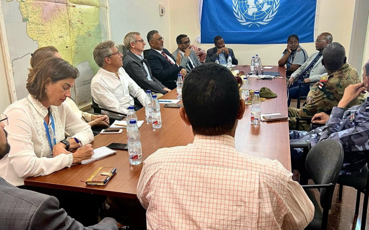 A major Gariela Rocha Bernardes toma notas, &agrave; esquerda, em reuni&atilde;o de acompanhamento do cumprimento de acordos de seguran&ccedil;a no Sud&atilde;o