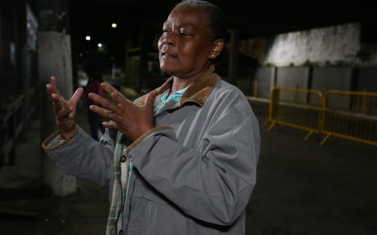 Maria Jos&eacute; Vicente, m&atilde;e de Paulo, esteve no Complexo Penitenci&aacute;rio de Gericin&oacute;, na noite desta sexta-feira (12), aguardando a libera&ccedil;&atilde;o de seu filho