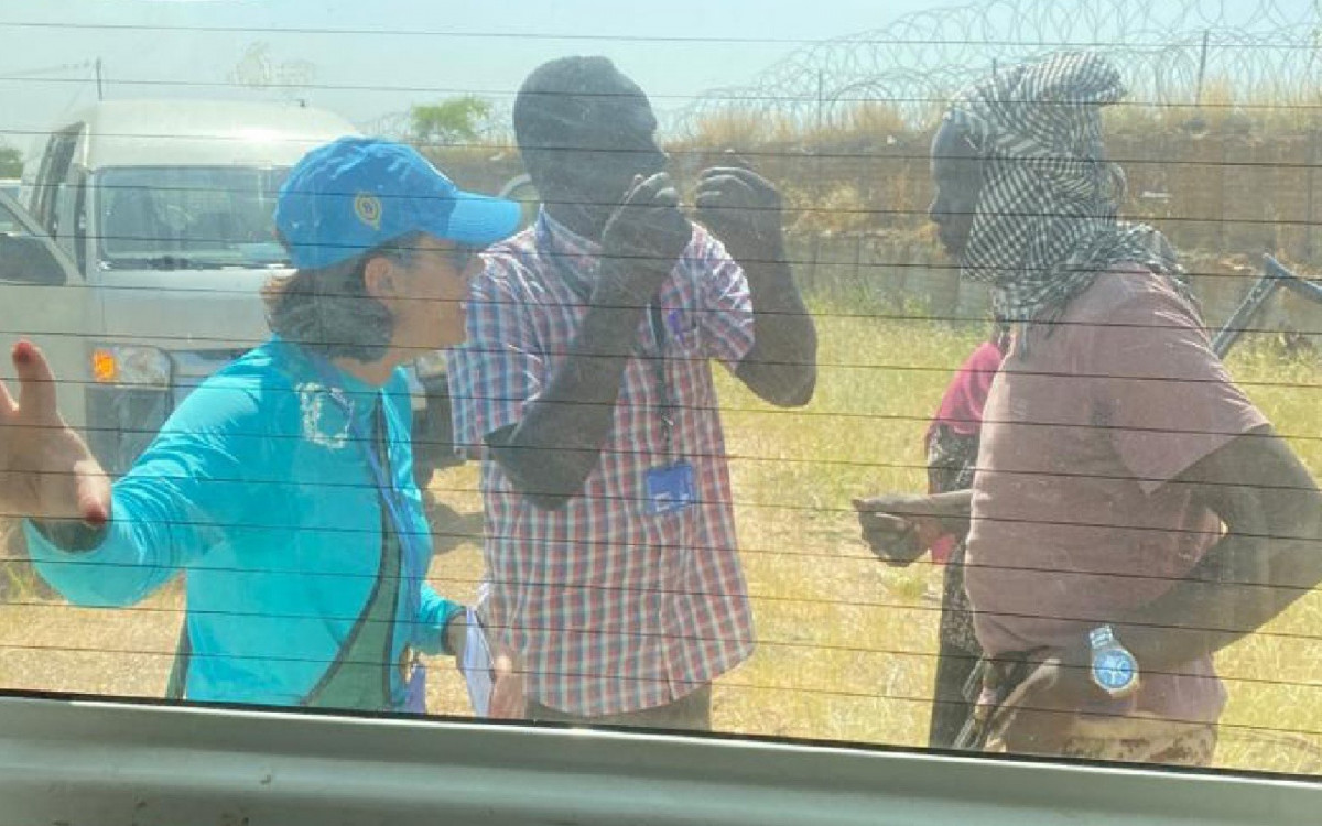 Major Gabriela Rocha Bernardes em contato com representantes de grupos armados no Sud&atilde;o