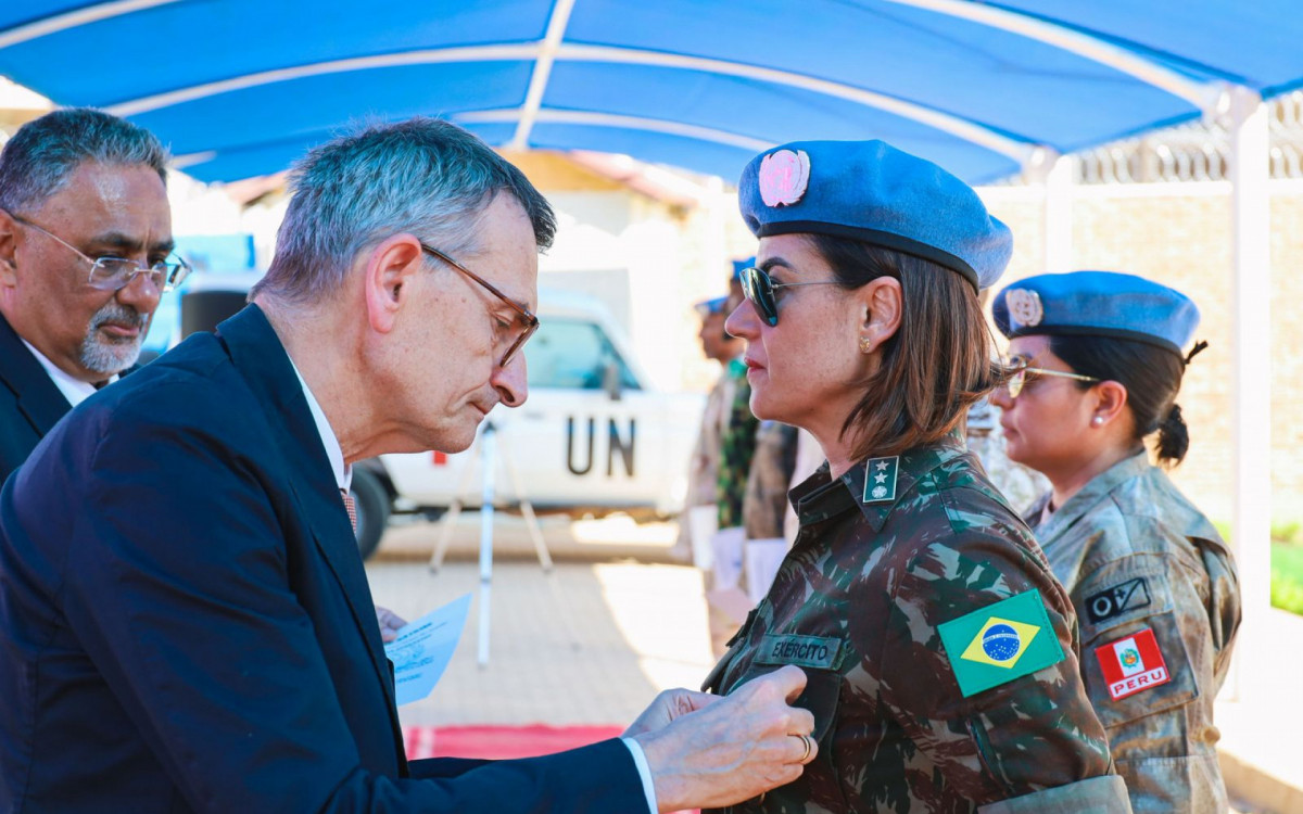 A major Gabriela Rocha Bernardes recebe medalha da ONU, em fevereiro de 2023, do chefe da Miss&atilde;o Integrada das Na&ccedil;&otilde;es Unidas de Assist&ecirc;ncia &agrave; Transi&ccedil;&atilde;o no Sud&atilde;o (Unitams)
