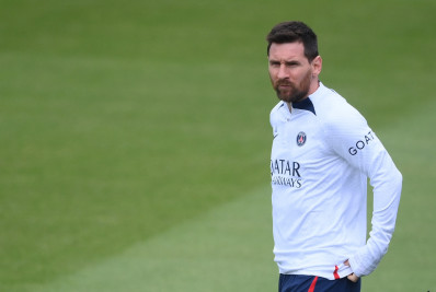 Messi será titular do PSG neste sábado, garante técnico