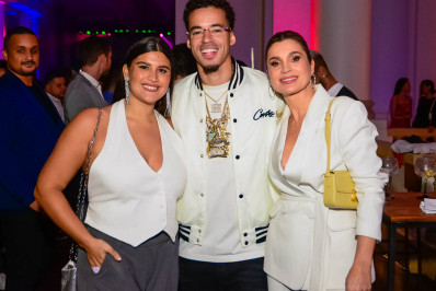 Flávia Alessandra vai com a filha a leilão beneficente no Copacabana Palace