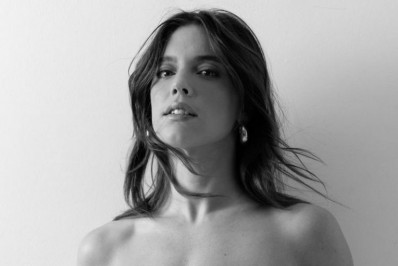 Alice Wegmann posa nua e garante elogios na web: 'É uma obra de arte'