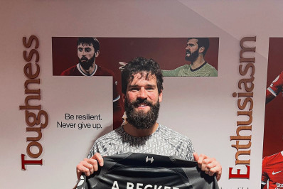 Alisson celebra marca de 100 jogos sem sofrer gol pelo Liverpool