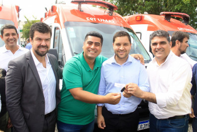 Estado doa ambulância ao município e anuncia R$ 300 mil para construção de bases do Samu