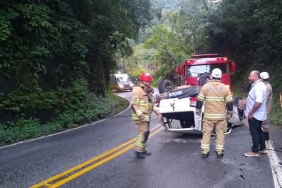 Carro capota na RJ 155 altura da Serra D'Água em Angra dos Reis