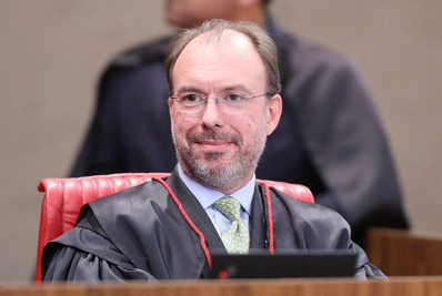 Ministro do TSE desiste de cargo e abre espaço para Lula emplacar novo nome na Corte