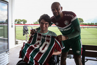 A convite de Felipe Melo, Pedro Scudi visita o CT do Fluminense e conhece os jogadores