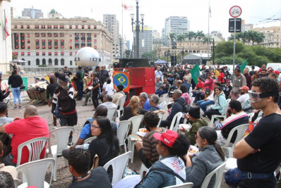 Protesto pede fim da retirada de barracas da população de rua de SP