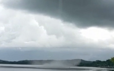 Tromba d'água atinge lagoa e assusta moradores de Maricá; veja vídeo