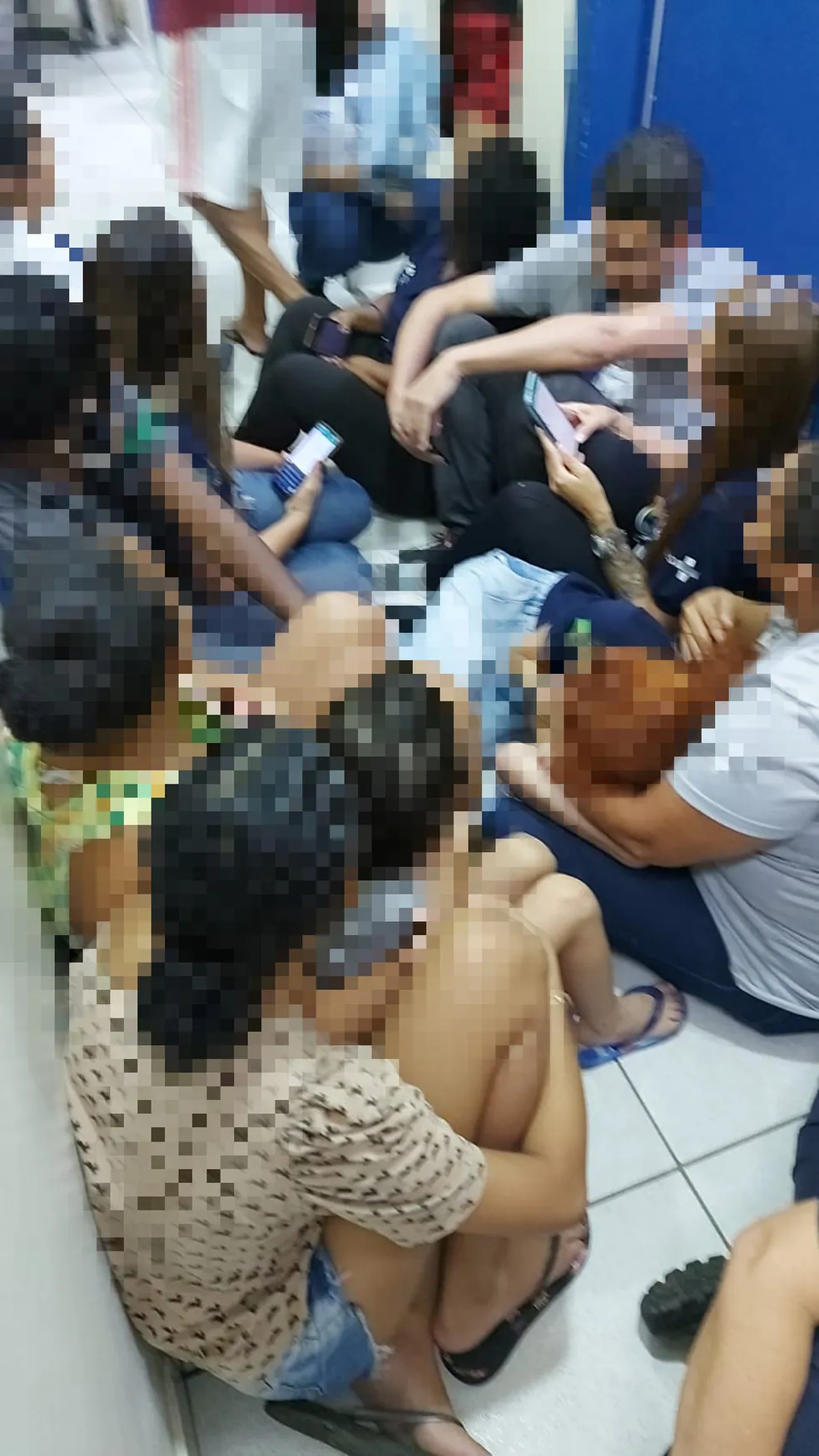 Funcionários e pacientes se protegem de tiroteio em corredor de posto de saúde na Taquara