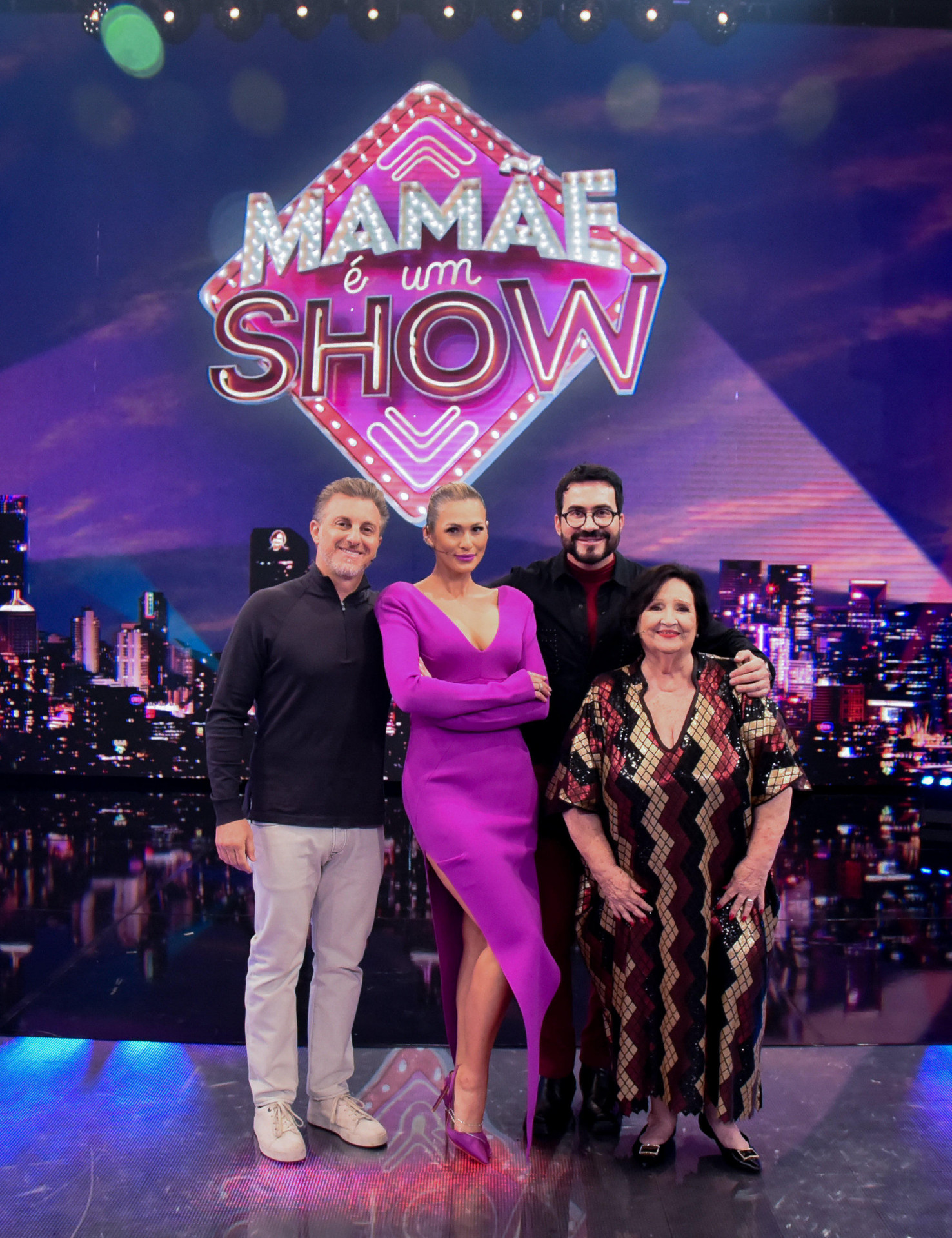 Luciano Huck , Dona Déa, Lívia Andrade e padre Fábio de Melo  - Globo/Rafaela Cassiano