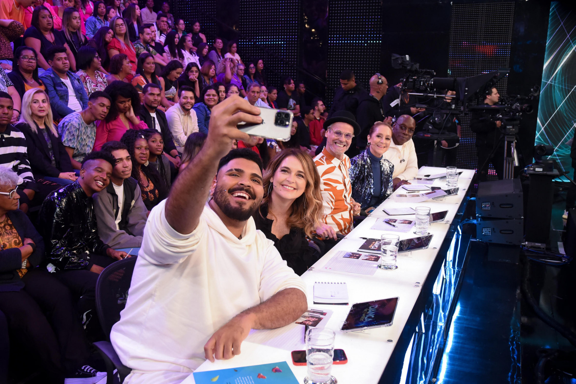 Paulo Vieira e Claudia Abreu são jurados no primeiro episódio da competição - Globo/Rafaela Cassiano