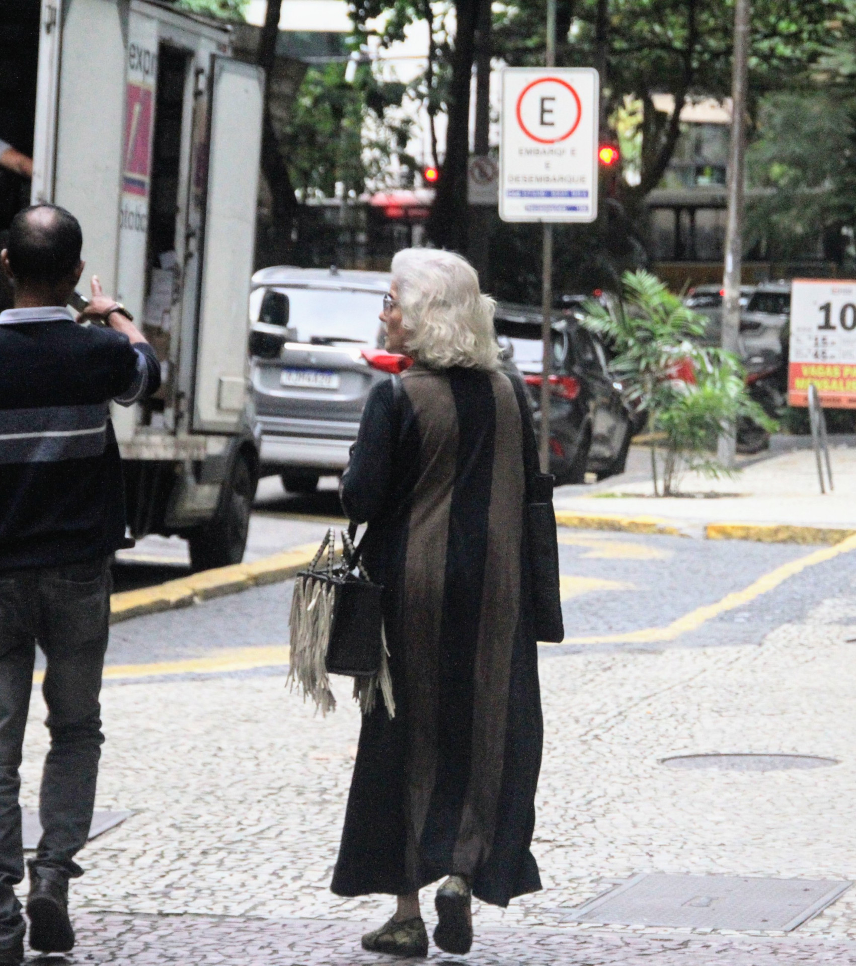 Marieta Severo foi clicada durante passeio no Leblon - Dan Delmiro/Ag. News