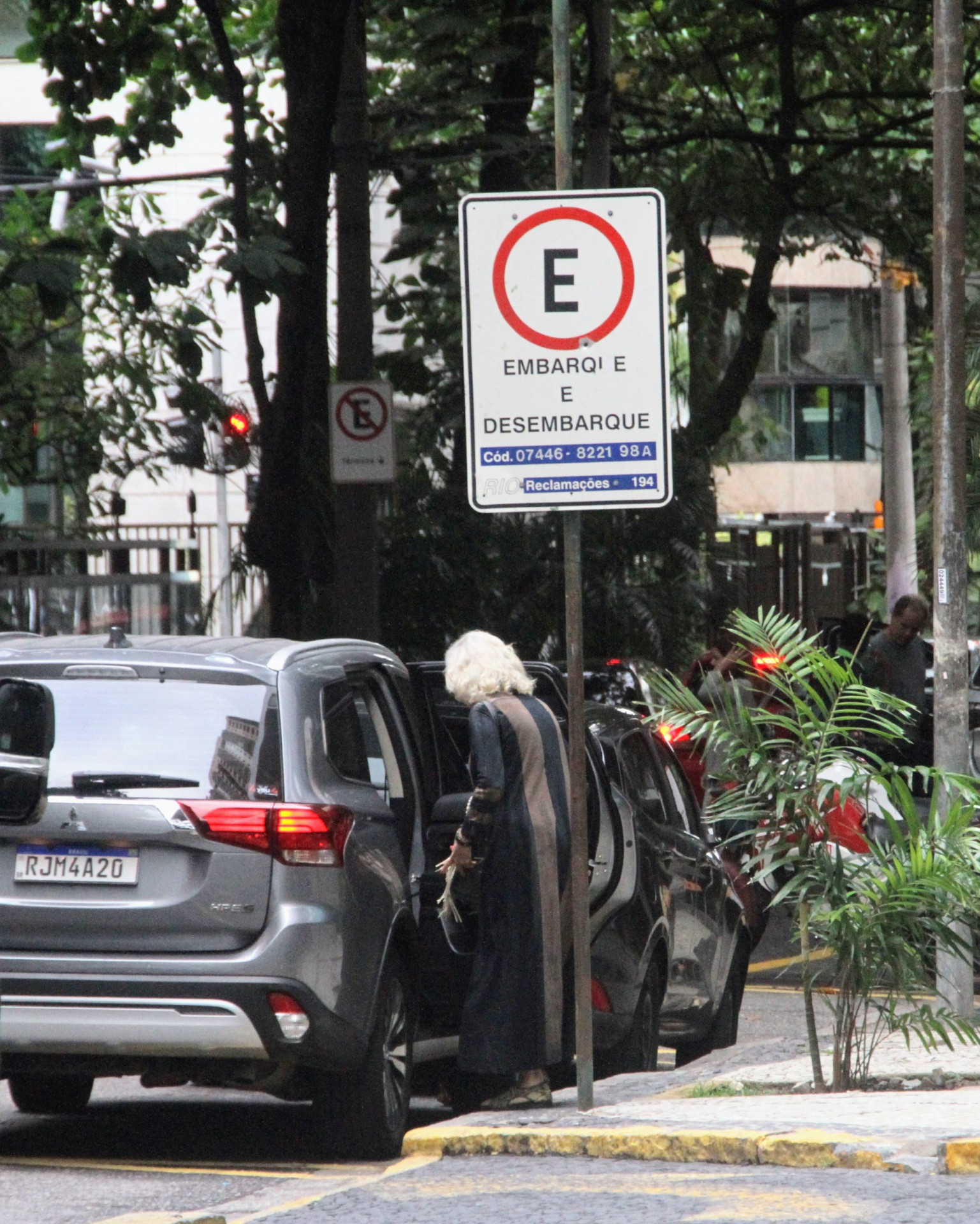 Marieta Severo foi clicada durante passeio no Leblon - Dan Delmiro/Ag. News
