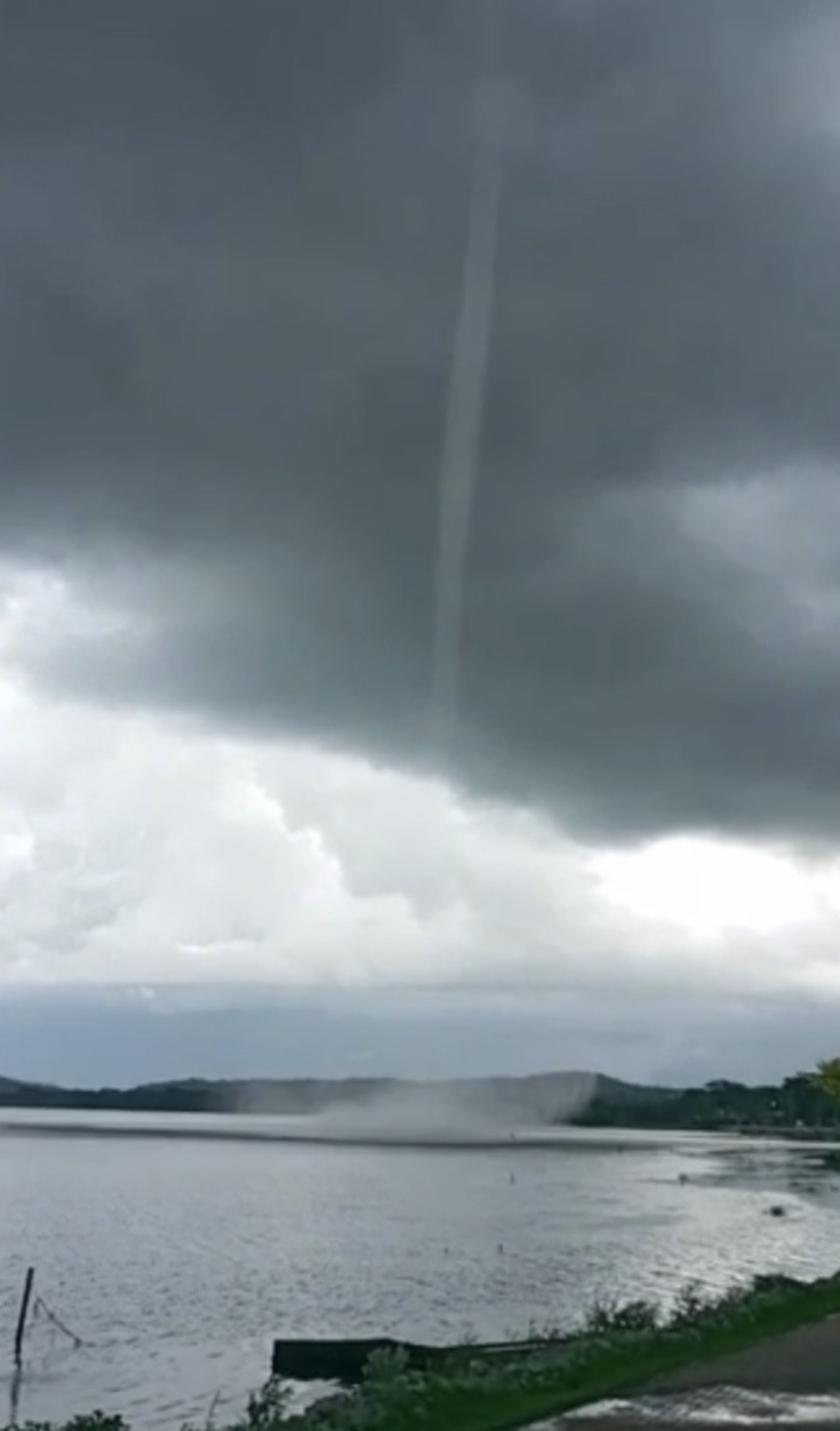 Tromba d'&aacute;gua atinge lagoa em Maric&aacute; e assusta moradores que passavam pelo local
