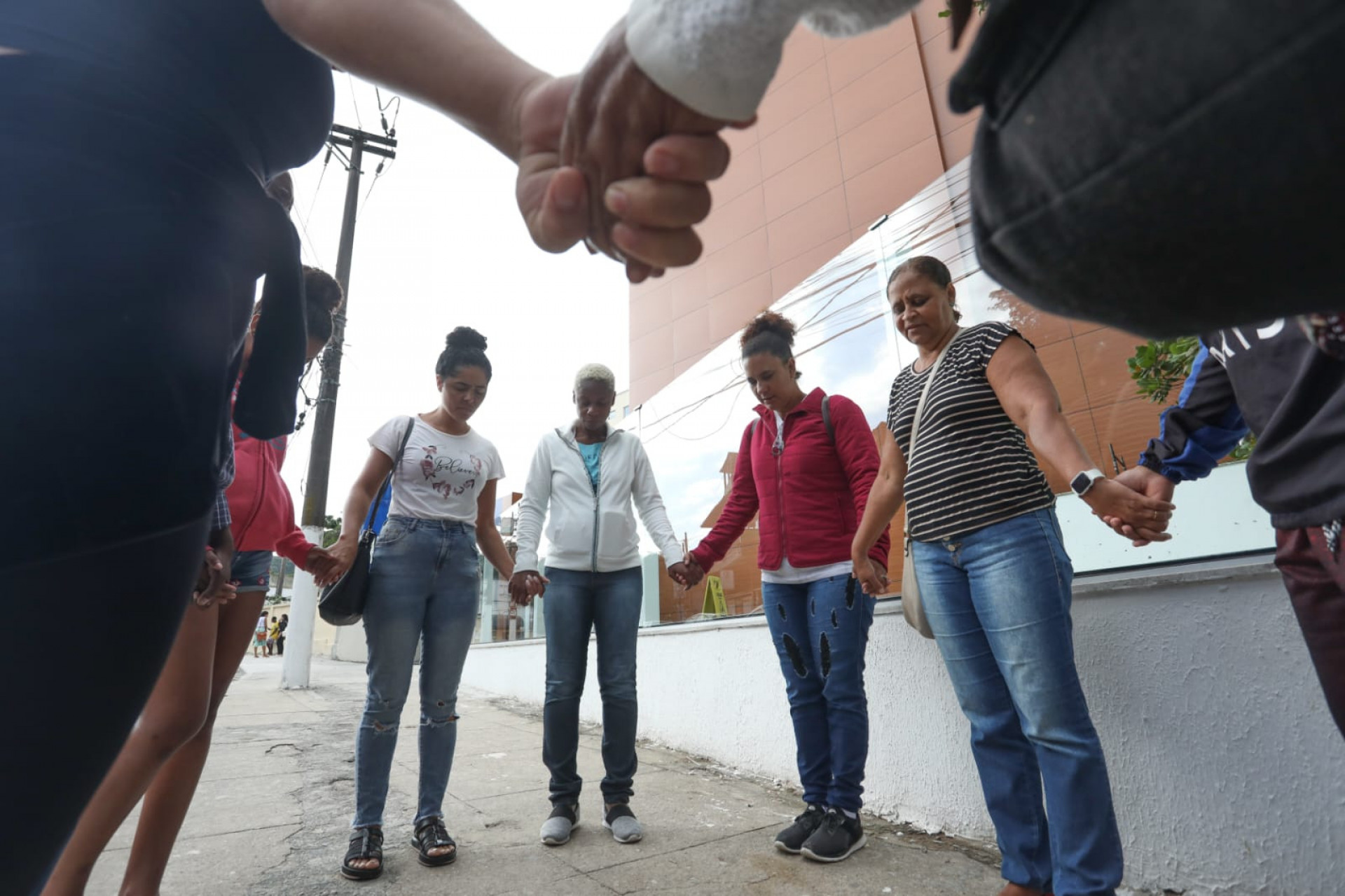 Familiares de Ronald estiveram no Hospital Estadual Azevedo Lima, no Fonseca, onde o jovem está internado - Pedro Ivo / Agência O Dia
