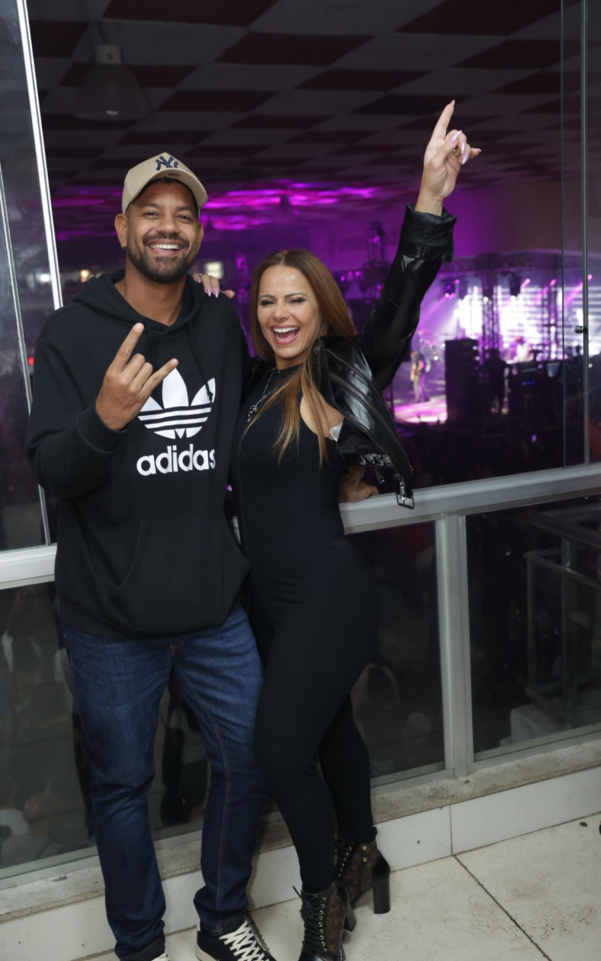 Viviane Araújo e Guilherme Militão prestigiaram show dos Paralamas do Sucesso na quadra do Salgueiro, nesta sexta-feira