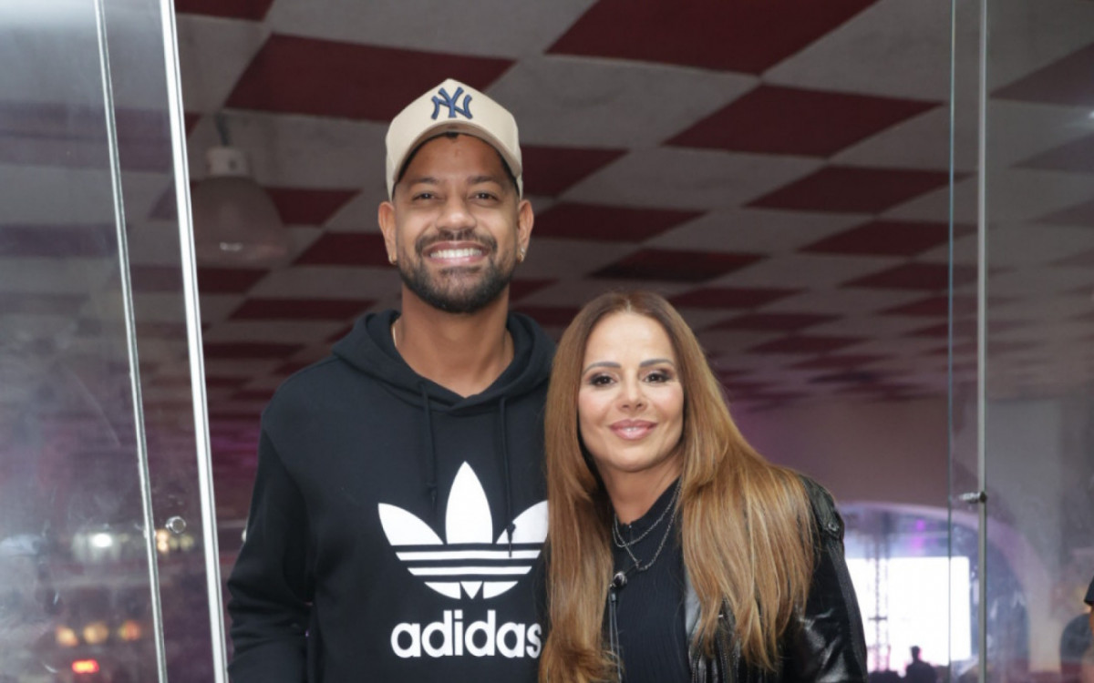 Viviane Ara&uacute;jo e Guilherme Milit&atilde;o prestigiaram show dos Paralamas do Sucesso na quadra do Salgueiro, nesta sexta-feira