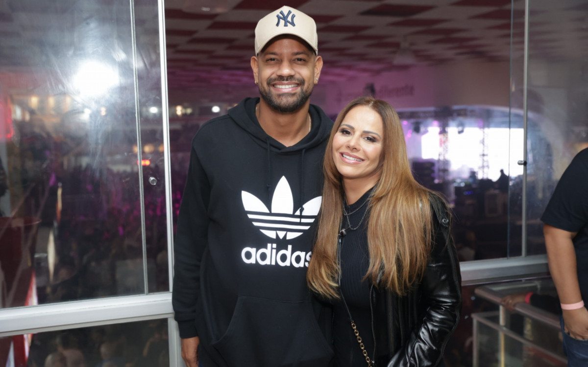 Viviane Ara&uacute;jo e Guilherme Milit&atilde;o prestigiaram show dos Paralamas do Sucesso na quadra do Salgueiro, nesta sexta-feira