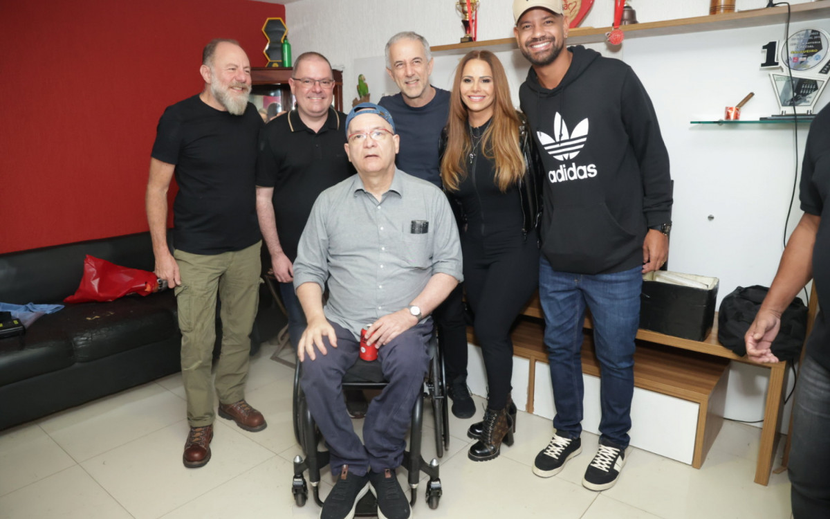 Viviane Ara&uacute;jo e Guilherme Milit&atilde;o posaram com os Paralamas do Sucesso no camarim