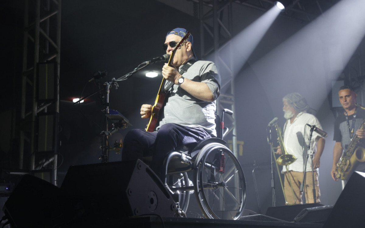 Os Paralamas do Sucesso levaram a turn&ecirc; 'Cl&aacute;ssicos' para a quadra do Salgueiro, nesta sexta-feira