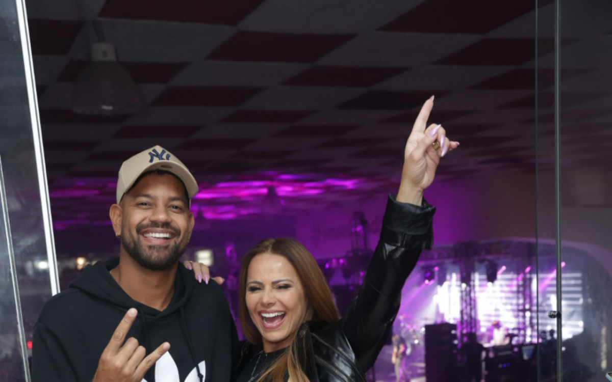 Viviane Ara&uacute;jo e Guilherme Milit&atilde;o prestigiaram show dos Paralamas do Sucesso na quadra do Salgueiro, nesta sexta-feira