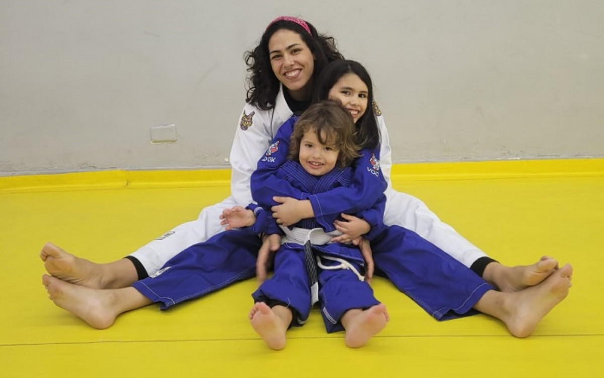 Carina Santi e seus dois filhos, Alicia e Bernardo 