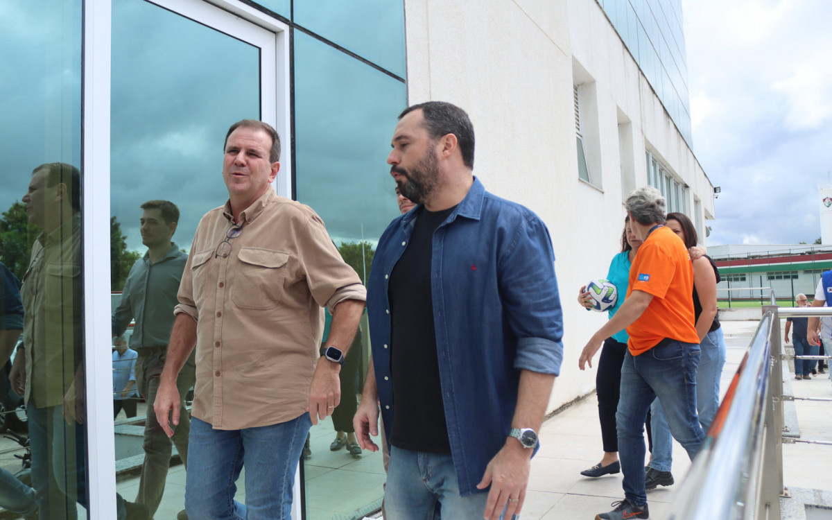 O prefeito Eduardo Paes, &agrave; esquerda, conversa com o presidente do Fluminense, M&aacute;rio Bittencourt, &agrave; direita