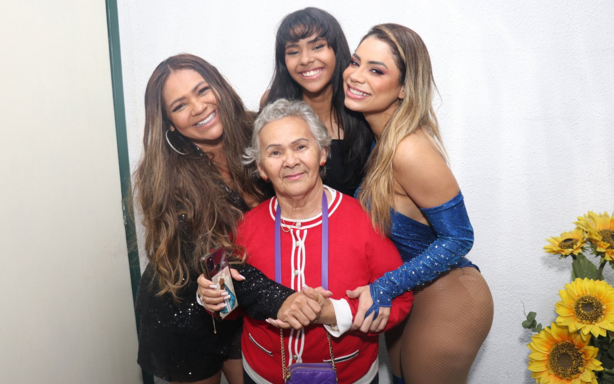 Lexa posou com a fam&iacute;lia nos bastidores de show na quadra da Mocidade, nesta sexta-feira